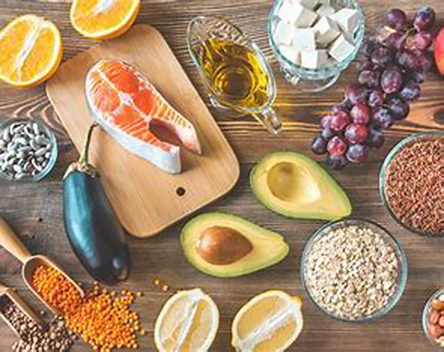  Incluir algunos alimentos a la dieta diaria puede contribuir a disminuir los niveles de colesterol en sangre, acompañado de hábitos saludables