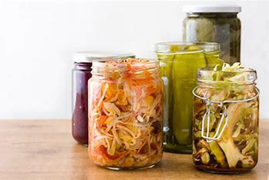 Los alimentos fermentados aumenta su valor nutricional y mejorar la microbiota intestinal. Conoce 4 alimentos que puedes incluir en la dieta