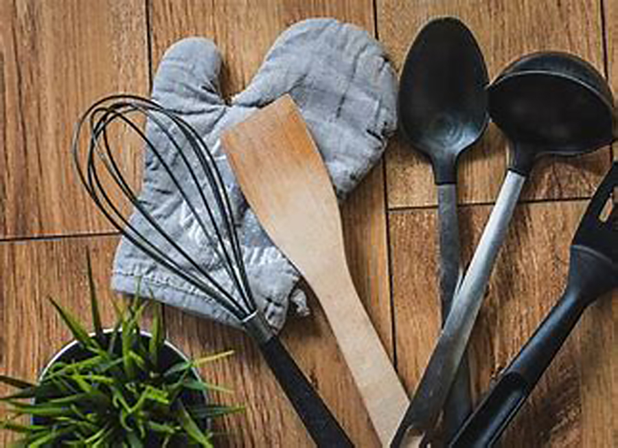 Los utensilios de cocina pueden ayudar a facilitar la labores en la cocina, pero hay algunos que no son tan útiles, según algunos chefs que explica por qué y cómo sustituirlos