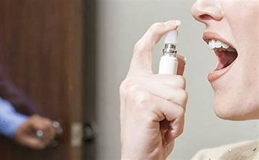 Las causas del mal olor en la boca son muchas: desde la presencia de bacterias en la cavidad bucal hasta enfermedades y dietas