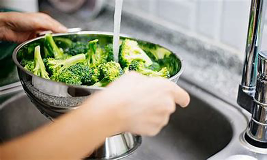 Los vegetales y hortalizas debe ser lavados muy bien para evitar intoxicaciones alimentarias. Aprende las formas seguras de lavar los brócolis